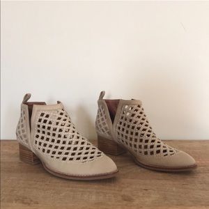 Jeffery Campbell Taggart 7.5 tan bootie